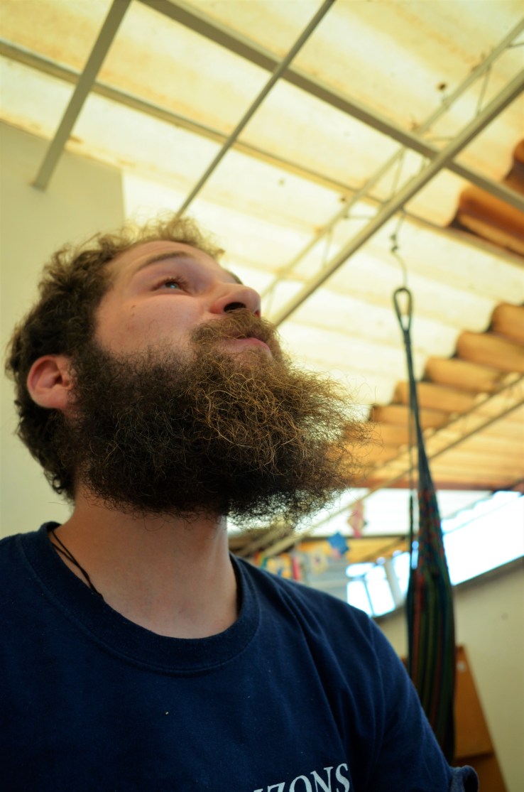 τρωωγελώντας